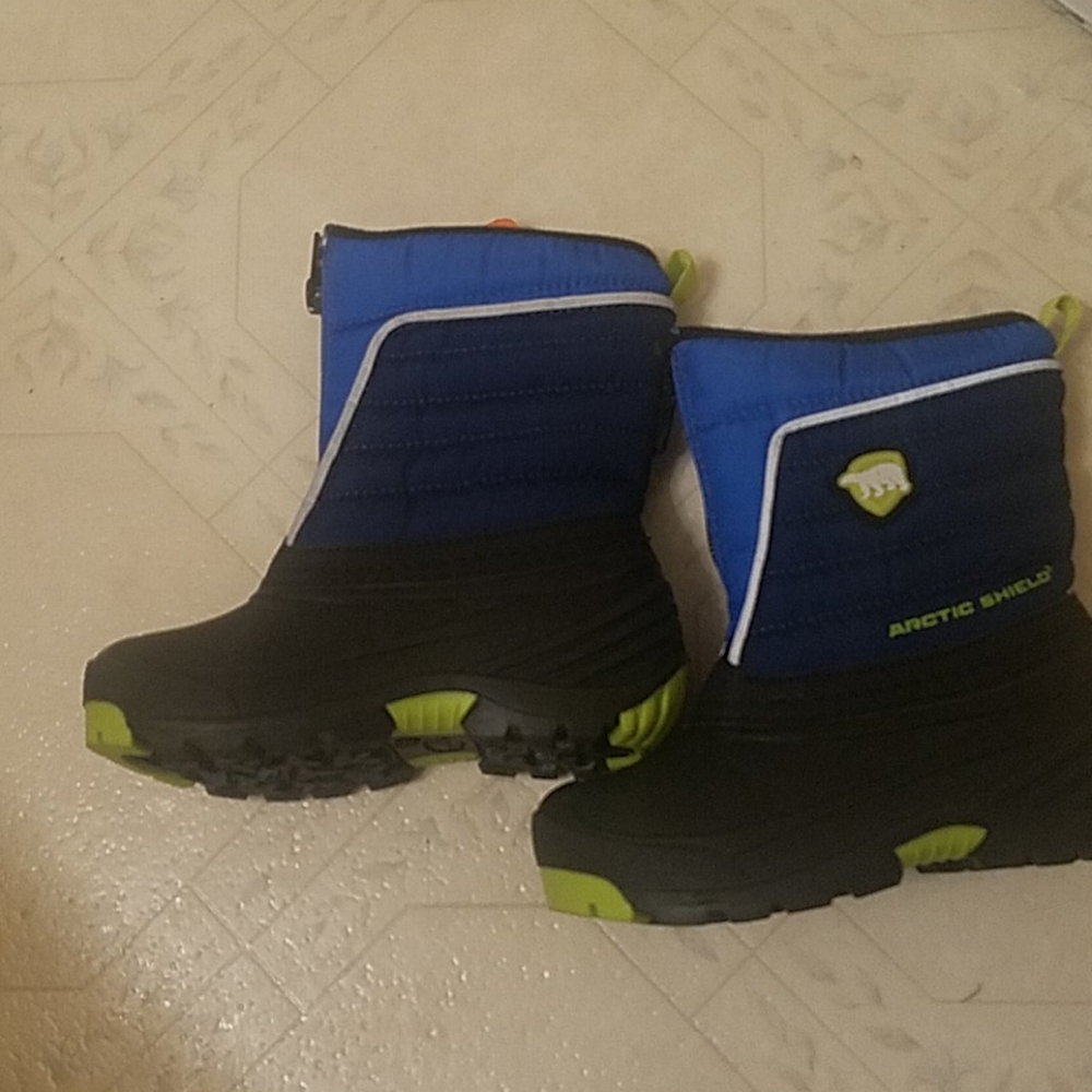 Arctic Shield boys boots size 8